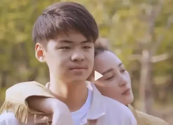 母親都是高顏值，孩子卻各有長法，李嘉欣的基因也救不了