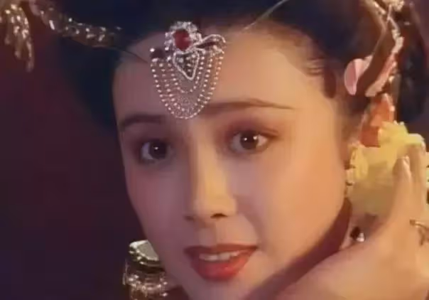 母親都是高顏值，孩子卻各有長法，李嘉欣的基因也救不了