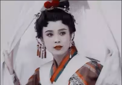 母親都是高顏值，孩子卻各有長法，李嘉欣的基因也救不了