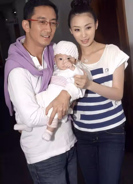吳啟華13歲女兒近照靚麗!打扮成熟像成年人,讀國際學校一年學費20萬