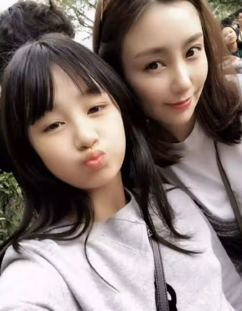 吳啟華13歲女兒近照靚麗!打扮成熟像成年人,讀國際學校一年學費20萬