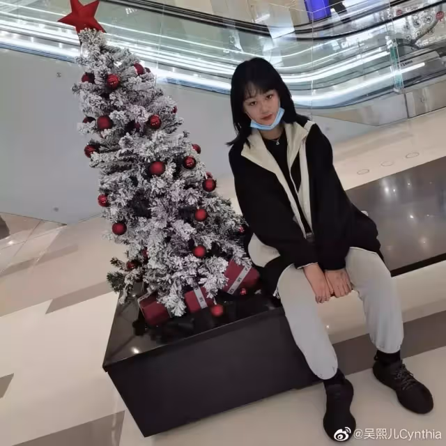 吳啟華13歲女兒近照靚麗!打扮成熟像成年人,讀國際學校一年學費20萬