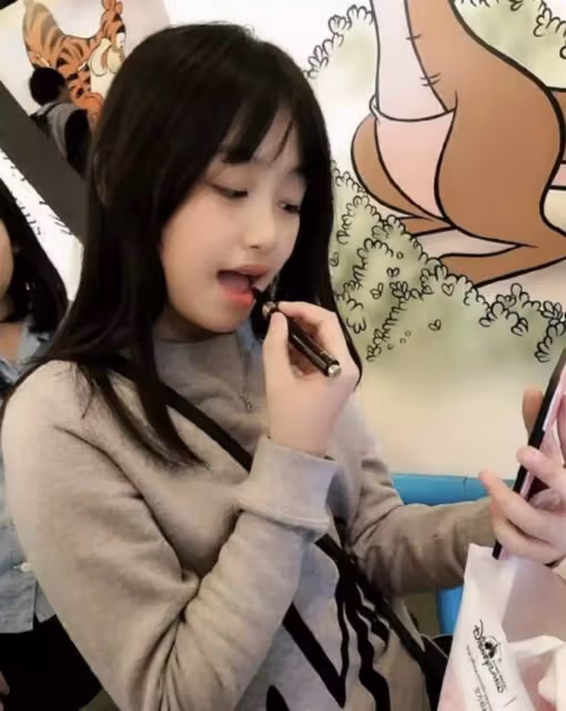吳啟華13歲女兒近照靚麗!打扮成熟像成年人,讀國際學校一年學費20萬