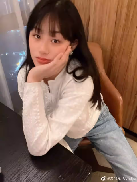 吳啟華13歲女兒近照靚麗!打扮成熟像成年人,讀國際學校一年學費20萬