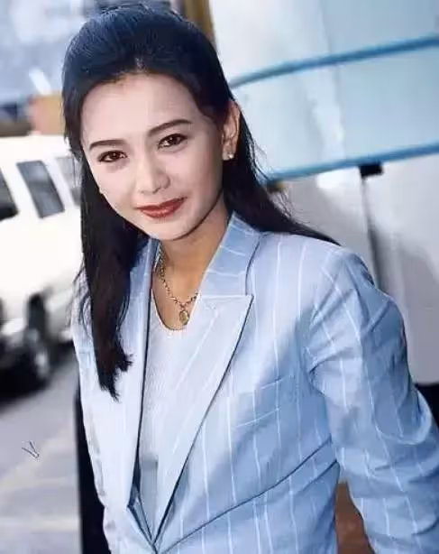 「一代女神」曾華倩曬母子合照!22歲兒子高兩米已是泳將,罕有公開家中照片牆,盡展母子情深