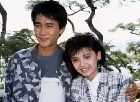「一代女神」曾華倩曬母子合照!22歲兒子高兩米已是泳將,罕有公開家中照片牆,盡展母子情深