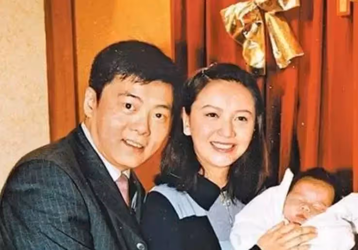 「一代女神」曾華倩曬母子合照!22歲兒子高兩米已是泳將,罕有公開家中照片牆,盡展母子情深