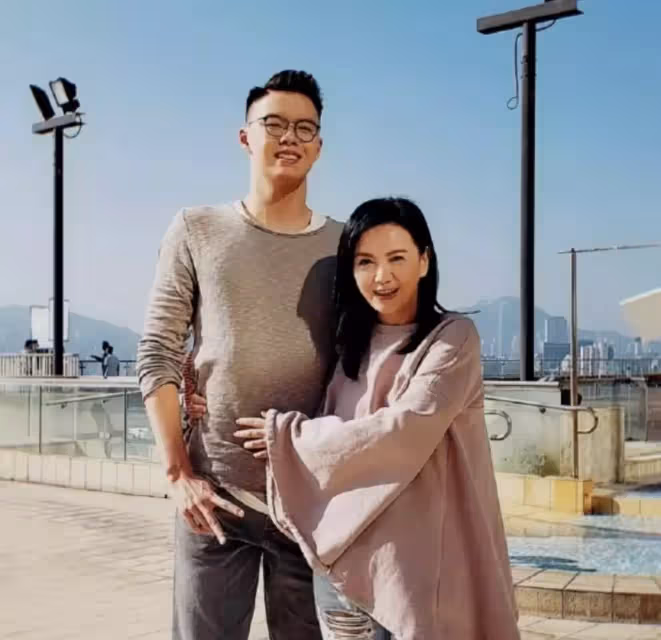 「一代女神」曾華倩曬母子合照!22歲兒子高兩米已是泳將,罕有公開家中照片牆,盡展母子情深
