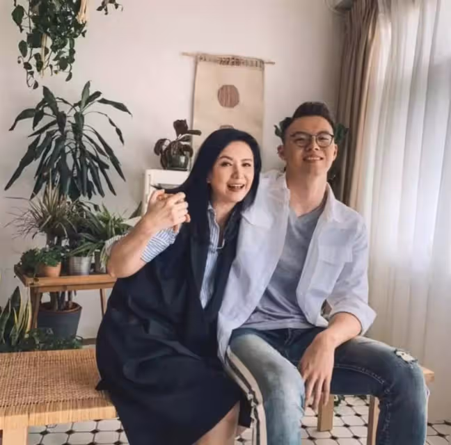 「一代女神」曾華倩曬母子合照!22歲兒子高兩米已是泳將,罕有公開家中照片牆,盡展母子情深