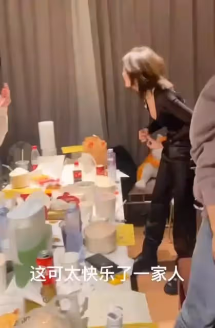 汪峰大女兒一張「初戀臉」絕了!穿超低胸透視裝配皮褲,與異性貼身合影