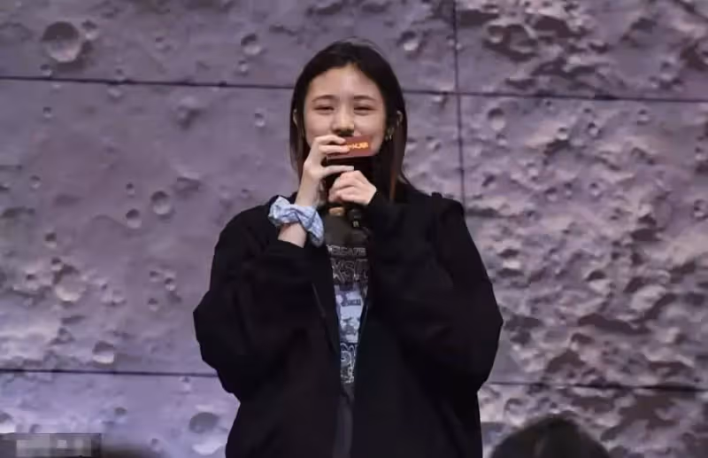 汪峰大女兒一張「初戀臉」絕了!穿超低胸透視裝配皮褲,與異性貼身合影