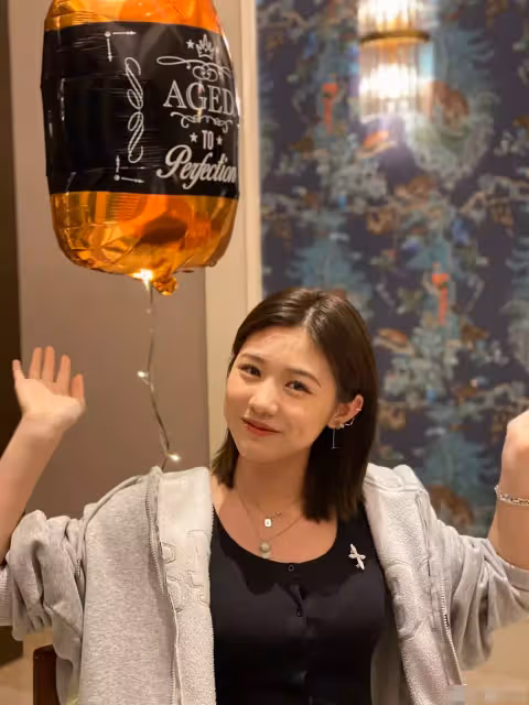汪峰大女兒一張「初戀臉」絕了!穿超低胸透視裝配皮褲,與異性貼身合影