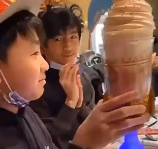 張柏芝二兒子謝振楠進入青春期,11歲小Q身形高大,側臉神似謝霆鋒,網友:我願意等他長大!