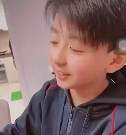 張柏芝二兒子謝振楠進入青春期,11歲小Q身形高大,側臉神似謝霆鋒,網友:我願意等他長大!