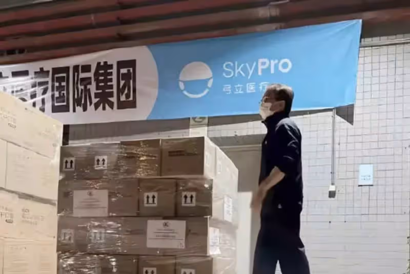 67歲成龍現身廈門搬運口罩,身體硬朗幹活超輕鬆,一頭黑髮精神好