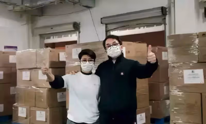 67歲成龍現身廈門搬運口罩,身體硬朗幹活超輕鬆,一頭黑髮精神好