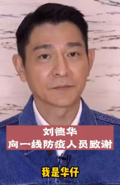 67歲成龍現身廈門搬運口罩,身體硬朗幹活超輕鬆,一頭黑髮精神好