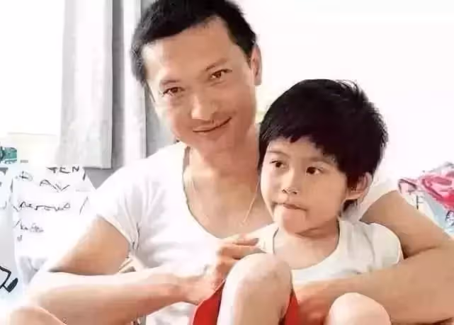 巔峰時為他為自閉症兒子退隱7年,，用3年教會兒子上廁所，今12歲兒子逆襲成學霸