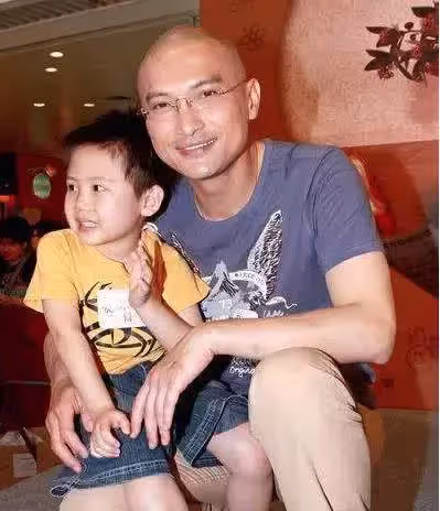 巔峰時為他為自閉症兒子退隱7年,，用3年教會兒子上廁所，今12歲兒子逆襲成學霸