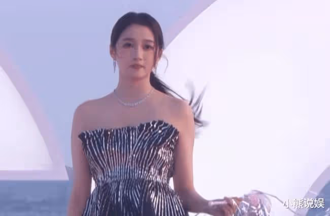 美美的造型全被風毀了！關曉彤手拿仙女棒，風中凌亂好笑又心酸