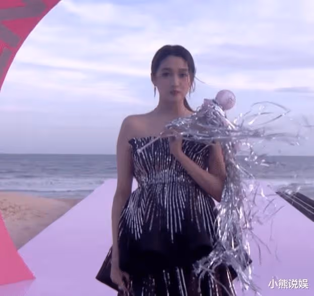 美美的造型全被風毀了！關曉彤手拿仙女棒，風中凌亂好笑又心酸