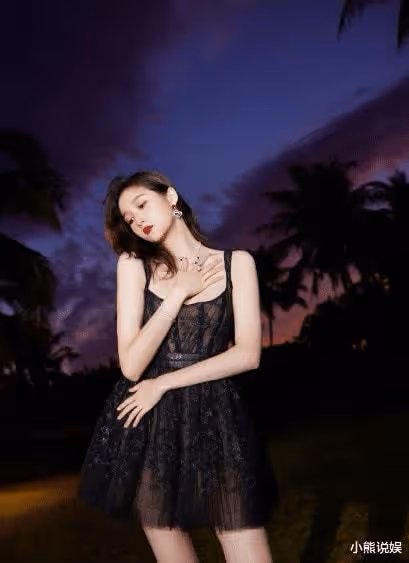 美美的造型全被風毀了！關曉彤手拿仙女棒，風中凌亂好笑又心酸