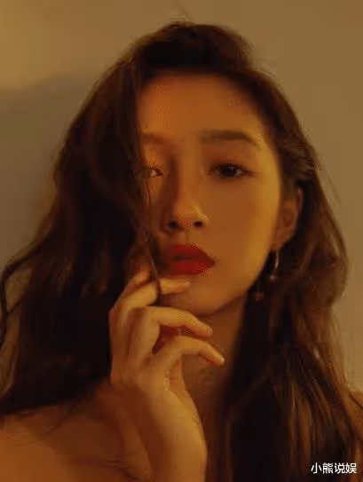 美美的造型全被風毀了！關曉彤手拿仙女棒，風中凌亂好笑又心酸