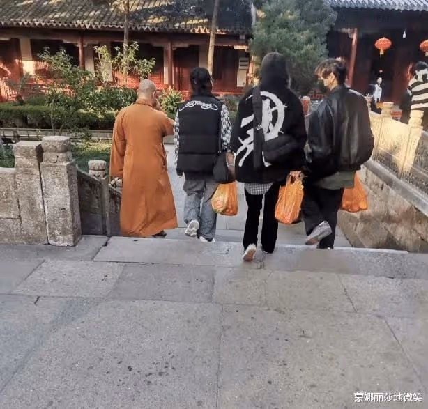 楊冪劉詩詩和好了？網友偶遇兩人一同出遊，看樣子是去了寺廟