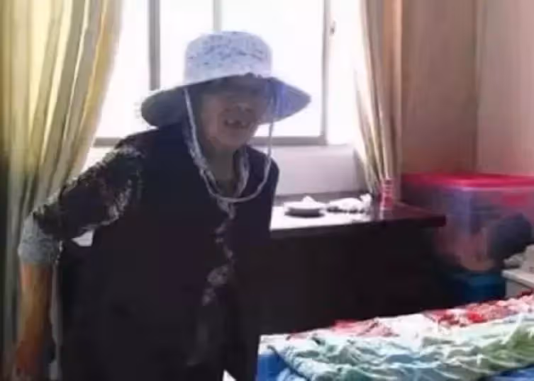女嬰出生被丟6次!5旬嫲心善帶回「靠撿破爛養大她」 今養女「送雙層大別墅」回報:你養我小我養你老