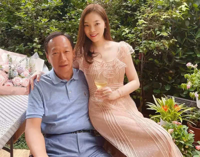 鴻海老闆娘「曾馨瑩自曝被閨蜜背叛」!稱非常痛心,曾被老公大贊很單純,感歎「女人何苦為難女人」
