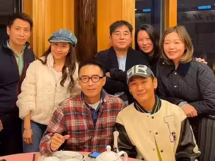 名歌手「娶小24歲嬌妻」比岳母還大1歲 ,結婚10年恩愛如初,54歲老來得子低調顧家:情場浪子性格全變了!