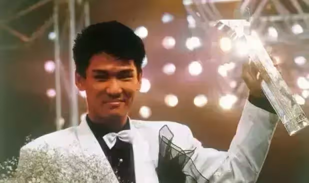 名歌手「娶小24歲嬌妻」比岳母還大1歲 ,結婚10年恩愛如初,54歲老來得子低調顧家:情場浪子性格全變了!