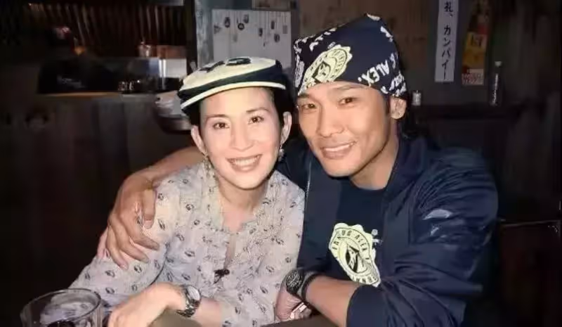 名歌手「娶小24歲嬌妻」比岳母還大1歲 ,結婚10年恩愛如初,54歲老來得子低調顧家:情場浪子性格全變了!