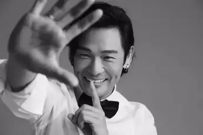 名歌手「娶小24歲嬌妻」比岳母還大1歲 ,結婚10年恩愛如初,54歲老來得子低調顧家:情場浪子性格全變了!