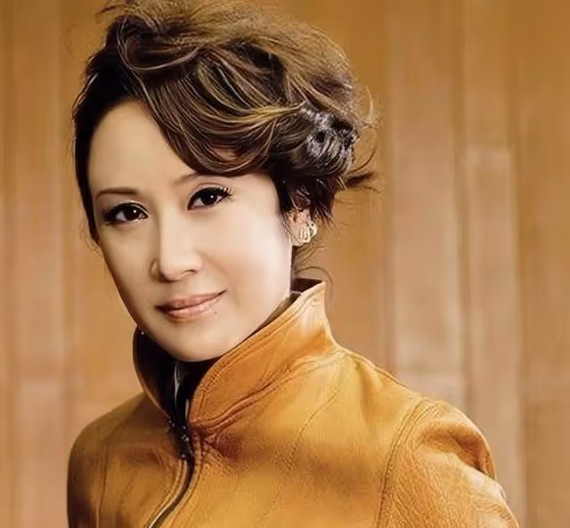 香港80年代知名女星罕見露面!打扮年輕狀態佳,全家移居國外多年