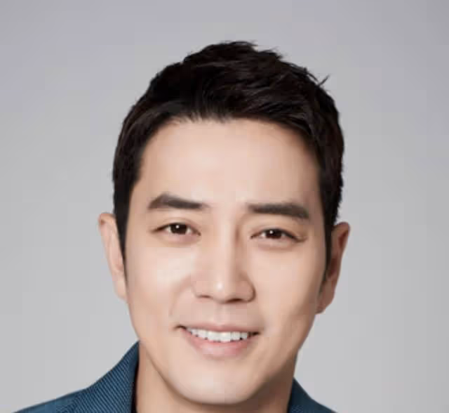 一吻定情?韓國知名男演員初見愛妻就開吻,最後假戲真做幸福美滿