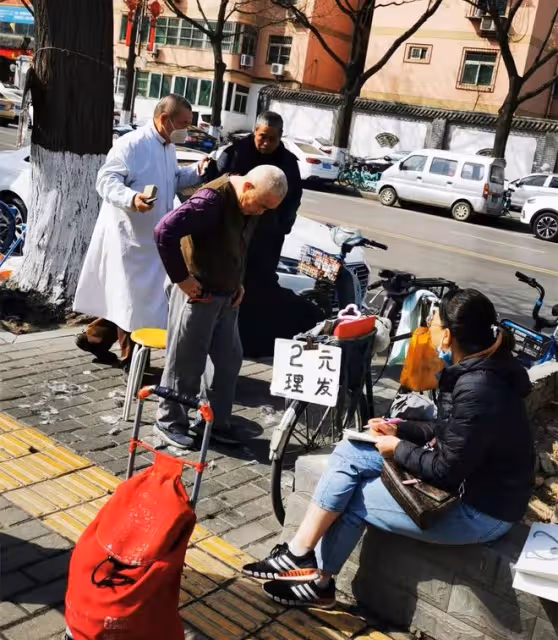 何家勁街上排隊享受老人福利,剪髮只需2元,62歲仍凍齡似小伙