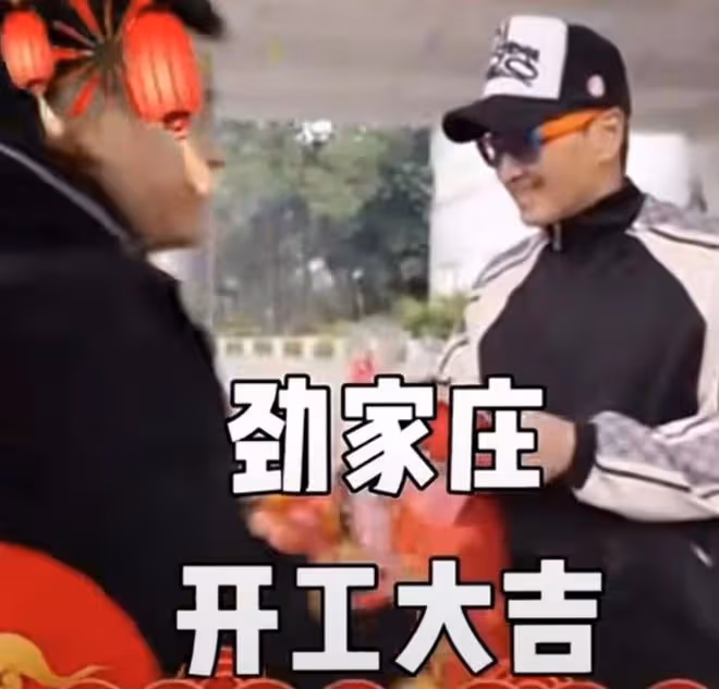 何家勁街上排隊享受老人福利，剪髮只需2元，62歲仍凍齡似小伙