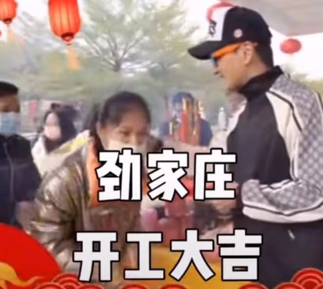何家勁街上排隊享受老人福利，剪髮只需2元，62歲仍凍齡似小伙