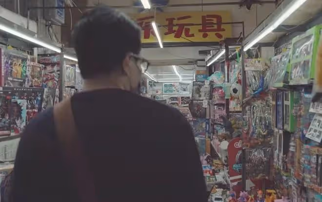 劉愷威現身武漢夜市,大口吃5塊錢路邊攤,坐街邊板凳嗦粉無人識