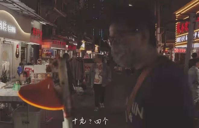 劉愷威現身武漢夜市,大口吃5塊錢路邊攤,坐街邊板凳嗦粉無人識