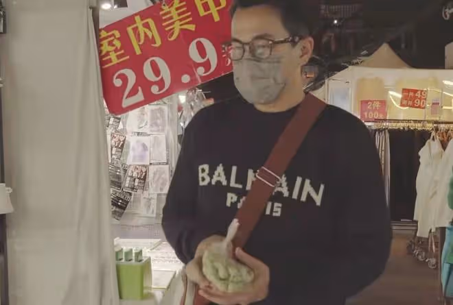 劉愷威現身武漢夜市,大口吃5塊錢路邊攤,坐街邊板凳嗦粉無人識