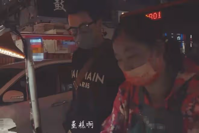 劉愷威現身武漢夜市,大口吃5塊錢路邊攤,坐街邊板凳嗦粉無人識