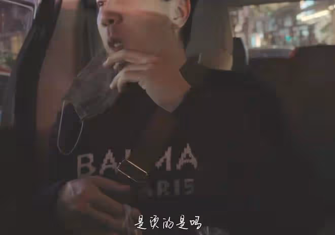 劉愷威現身武漢夜市,大口吃5塊錢路邊攤,坐街邊板凳嗦粉無人識