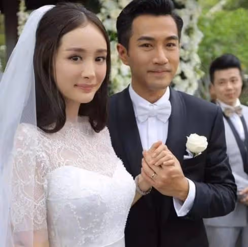 劉愷威現身武漢夜市,大口吃5塊錢路邊攤,坐街邊板凳嗦粉無人識