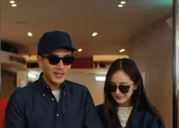 劉愷威現身武漢夜市,大口吃5塊錢路邊攤,坐街邊板凳嗦粉無人識