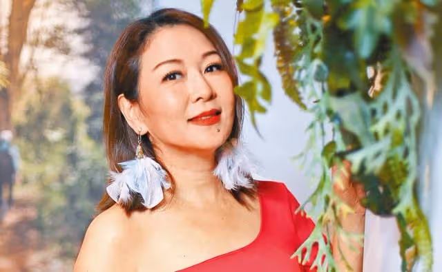 51歲知名女星宣告停經,為小12歲丈夫拼子7年,曾吞青蛙喝老鼠湯