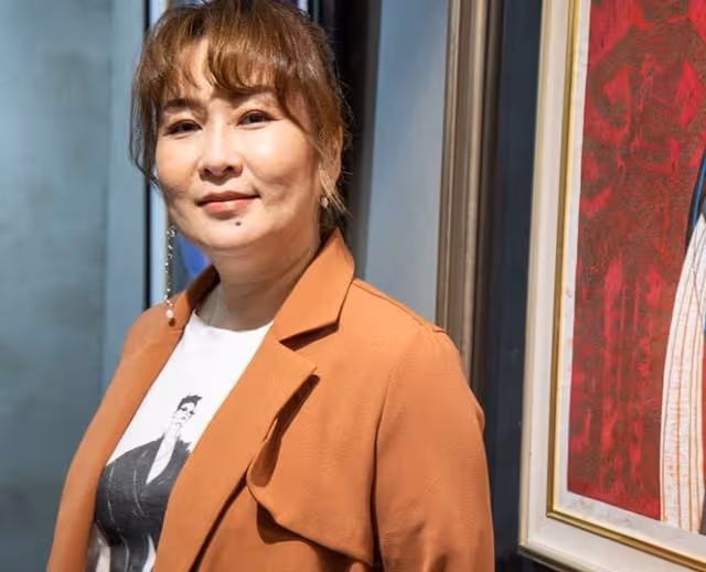 51歲知名女星宣告停經,為小12歲丈夫拼子7年,曾吞青蛙喝老鼠湯