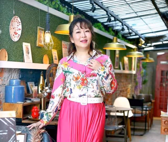 51歲知名女星宣告停經,為小12歲丈夫拼子7年,曾吞青蛙喝老鼠湯