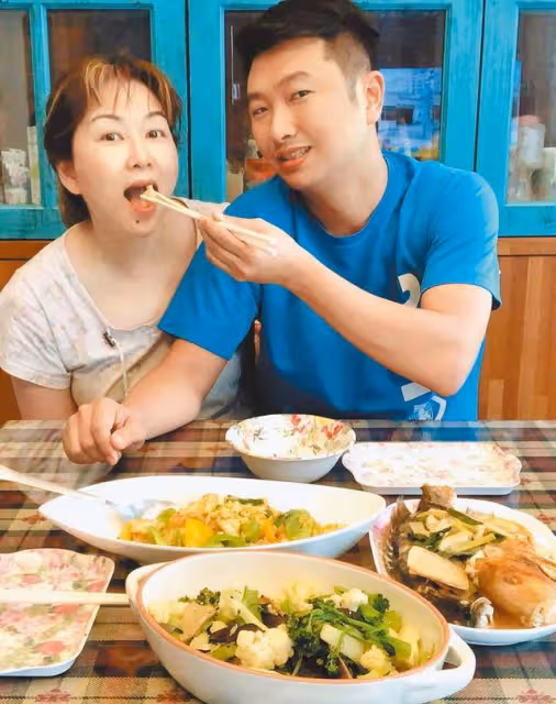 51歲知名女星宣告停經，為小12歲丈夫拼子7年，曾吞青蛙喝老鼠湯